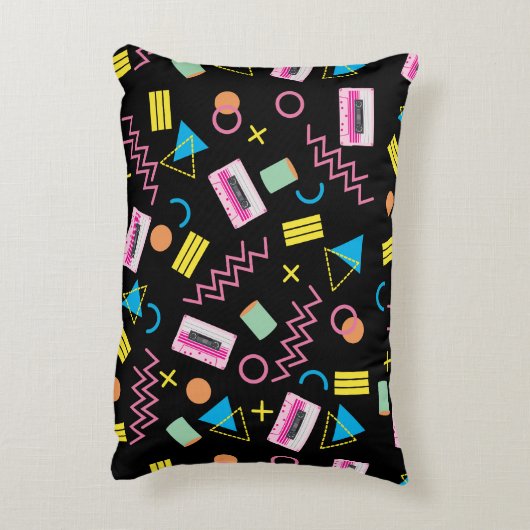 ブラックカラフル80年代80年代のレトロパターン アクセントクッション (裏面(縦))