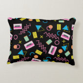 ブラックカラフル80年代80年代のレトロパターン アクセントクッション (裏面)