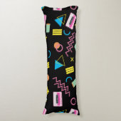 ブラックカラフル80年代80年代のレトロパターン ボディピロー (正面縦)