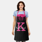 ブラックガーリーホットピンクグリッタードリップモノグラム名 エプロン (着用した状態)