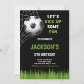 ブラックキックアップいくつかのおもしろいサッカー誕生日招待状 招待状 (正面)