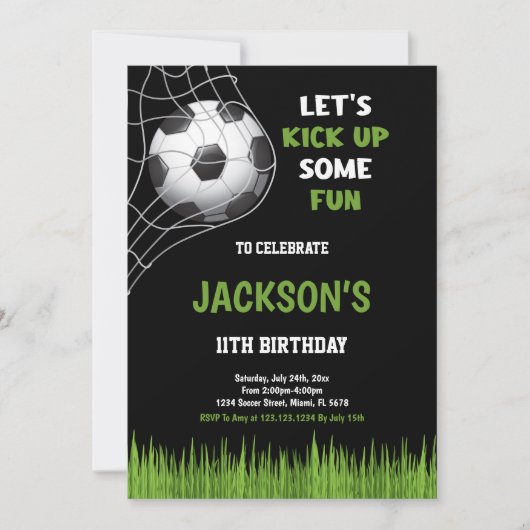 ブラックキックアップいくつかのおもしろいサッカー誕生日招待状 招待状 (正面)