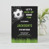 ブラックキックアップいくつかのおもしろいサッカー誕生日招待状 招待状 (スタンド正面)