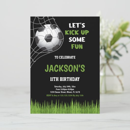 ブラックキックアップいくつかのおもしろいサッカー誕生日招待状 招待状 (スタンド正面)