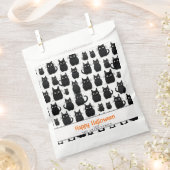 ブラックキャッツ名前をカスタムするハッピーハローウィン フェイバーバッグ (クリップ留めされた状態)