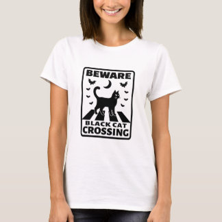 ブラックキャットクロッシング面白いハロウィーンに注意 Tシャツ