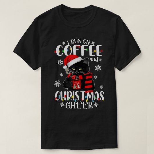 ブラックキャットライト 私はコーヒーとクリスマスの陽気さで動いてる Tシャツ (デザイン正面)