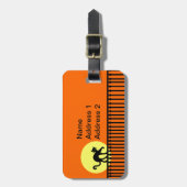 ブラックキャット歩くオンフェンスイエロームーンオレンジ ラゲッジタグ (正面縦)
