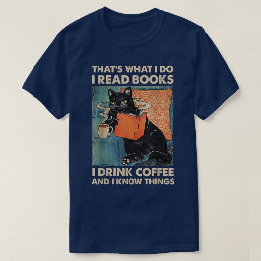 ブラックキャッ読ト私がコーヒーを飲む本と知っている Tシャツ (デザイン正面)
