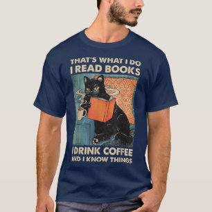 ブラックキャッ読ト私がコーヒーを飲む本と知っている Tシャツ