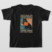 ブラックキャッ読ト私がコーヒーを飲む本と知っている Tシャツ (レイダウン)