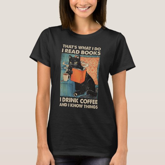 ブラックキャッ読ト私がコーヒーを飲む本と知っている Tシャツ (正面)