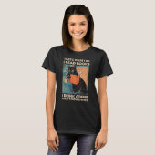 ブラックキャッ読ト私がコーヒーを飲む本と知っている Tシャツ (正面フル)