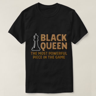 ブラッククイーンのチェス パワフルな駒のデザイン Tシャツ