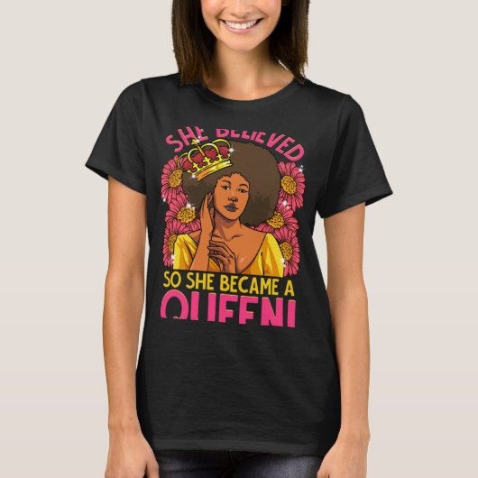ブラッククイーンアフロフラワー彼女信じメラニンディヴァ Tシャツ (正面)