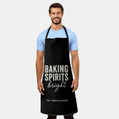 ブラッククリスマスの「Baking Spirits Bright」 エプロン (着用した状態)