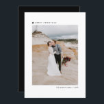 ブラッククリスマスツリーモダンメリークリスマスフォト シーズンカード<br><div class="desc">家族シンプルや友達のモダンためのクリスマスとフラットクリスマスカード。クリスマスツリーシンプル、サンセリフタイポグラフィ、雪のパターンを備えている。これらの文字は完全に編集可能である。自分の挨拶、メッセージ、名前、年、写真を追加して、このクリスマスカードをパーソナライズする。コレクションの他の色や一致するアイテムを確認する。</div>