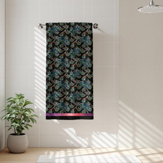 ブラッククリスマスホリーとオーナメントパターン バスタオル