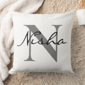 ブラックグレイパーソナライズされたファミリー名モノグラム クッション (ブランケット)
