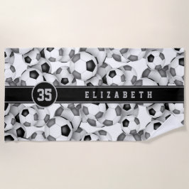 ブラックグレーのチームカラーのサッカーボールのパターンの子供 ビーチタオル