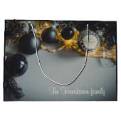 ブラックグレークリスマスオーナメントとガーランズ ラージペーパーバッグ (裏面)