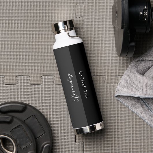 ブラックグレーグラファイトロゴ名メイクアップアーティスト ウォーターボトル (ジム)