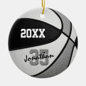 ブラックグレーチームカラー男の子の女の子バスケットボール セラミックオーナメント (正面)