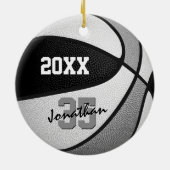 ブラックグレーチームカラー男の子の女の子バスケットボール セラミックオーナメント (裏面)