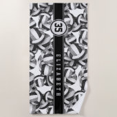 ブラックグレーバレーボールが彼女の名前をカスタムするをパターン ビーチタオル (正面)