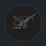 ブラックグレープレインミニマリスト追加イニシャルモノグラム ラウンド壁時計<br><div class="desc">それを見た人はシンプル、何のデザインを言い、この目を取ることができない。それは非常に美エレガント的で非常に完璧なシンプルデザインである。このようなシンプルさがあれば、自分の個性や素晴らし作品の繊細さを直ちに反映できる。</div>