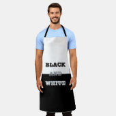ブラックグレーホワイト文字無地のとカラーデザイン エプロン (着用した状態)