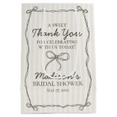 ブラックコケットボウベージュブライダルシャワーの恩恵 ミディアムペーパーバッグ (裏面)