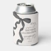 ブラックコケットボーガールバースデーパーティーの好意 缶クーラー (缶裏面)