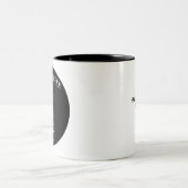ブラックコーヒーが悲しみの犬を飲み込む ツートーンマグカップ (中央)