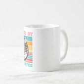 ブラックコーヒーで動く – コーヒー愛好家 コーヒーマグカップ (正面右)