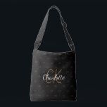 ブラックゴールドのモノグラム名エレガント クロスボディバッグ<br><div class="desc">エレガントな黒の背景。名前、モノグラムのイニシャルを追加してパーソナライズ。背景パターンとしてモノグラム。手書き風のスクリプトで名前を書きます。白と金の文字。</div>