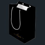 ブラックゴールド モダンスクリプト ガーリー モノグラム ネーム ミディアムペーパーバッグ<br><div class="desc">ブラックゴールド シンプル スクリプト モノグラム ネーム ギフトバッグ。豪華でおしゃれなスタイルが好きな人への、スイート16の誕生日、結婚式、ブライダルシャワー、結婚記念日、ベビーシャワー、バチェロレッテパーティーのギフトバッグに最適です。</div>