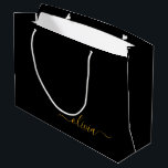 ブラックゴールド モダンスクリプト ガーリー モノグラム ネーム ラージペーパーバッグ<br><div class="desc">ブラックとゴールドのシンプルなスクリプト モノグラム ネーム ギフトバッグ。豪華でおしゃれなスタイルが好きな人への、スイート16の誕生日、結婚式、ブライダルシャワー、結婚記念日、ベビーシャワー、バチェロレッテパーティーのギフトバッグに最適です。</div>