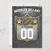 ブラックサッカーと金ゴールドサッカーチームのカラーズクォーターバック 招待状 (正面)