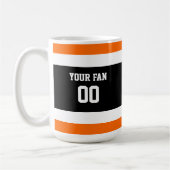 ブラックサッカー・オレンジ・ホワイトサッカーパーソナライズされたチーム コーヒーマグカップ (左)