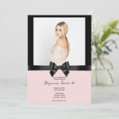 ブラックサテンリボンボウ赤面ピンクフォトスイート16 招待状 (スタンド正面)