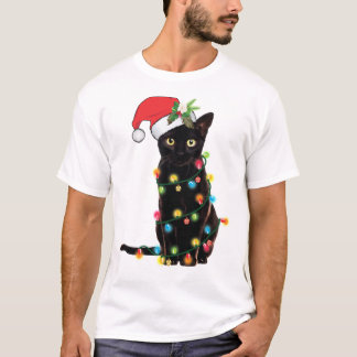 ブラックサンタ猫がライトクリスマスサンに絡まった Tシャツ