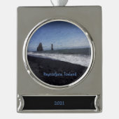 ブラックサンドビーチアイスランドセラミックオーナメント シルバープレートバナーオーナメント (正面)