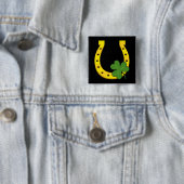 ブラックシャムロック付きラッキーゴールデンホースシュー 缶バッジ (インサイチュ)