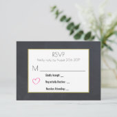 ブラックシャルボードとピンクのハートRSVP 出欠カード (スタンド正面)