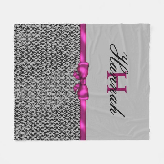 ブラックシャンデリアダマスクとピンクボウモノグラム フリースブランケット (正面(横))