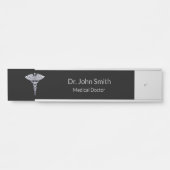 ブラックシルバーの上品なメディカルカドゥセウス サインプレート (正面)