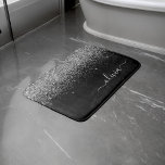 ブラックシルバーグリッター スクリプト モノグラム ガール ネーム バスマット<br><div class="desc">ブラックとシルバーのスパークルグリッター スクリプト モノグラム ネームバスマット。豪華で洗練されたスタイルを愛する人への、卒業式、誕生日、結婚式、結婚前のお祝い、結婚記念日、ベビーシャワー、独身パーティーのギフトに最適。</div>