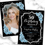 ブラックシルバーダスティブルーフォト50誕生日 招待状<br><div class="desc">フローラ50歳のエレガント誕生日の招待状とカードの後ろの写真。グラムブラックと埃っぽいブルーデザインとフェイクグリッター銀。ライトブルーのバラ、スクリプトフォント、紙吹雪を搭載。大人スタイリッシュのお祝いパーティーに最適。独自の詳細でパーソナライズどんなカスタマイズ年でもいい！印刷されたZazzle招待状または即時ダウンロードのデジタル印刷可能なテンプレート。</div>