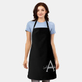 ブラックシルバーモダンスクリプトガーリーモノグラム名 エプロン (着用した状態)